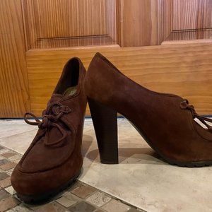 VINCE CAMUTO | BROWN SUEDE HEELS